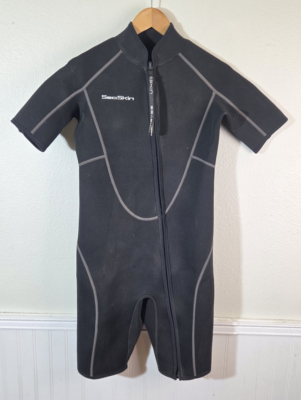 SeaSkin Wetsuit Men’s Small Black Neoprene Front Zip Short Sleeve Surf Dive Swim